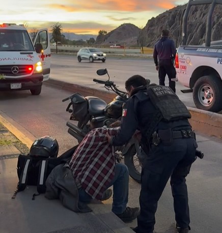 Derrapa y cae repartidor en el canal