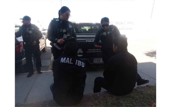 Rescatan a dos migrantes