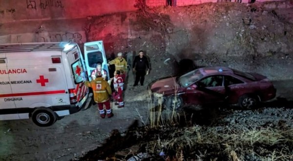 Cae auto en arroyo de la UP