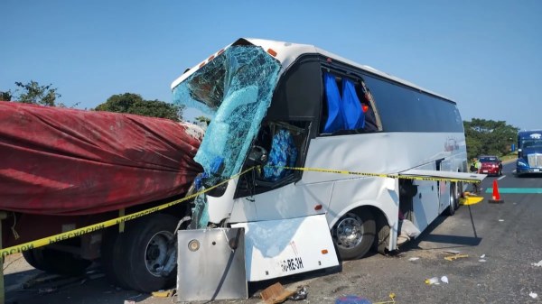 Se accidenta camión que salió de Juárez a Veracruz; 4 muertos y 10 heridos