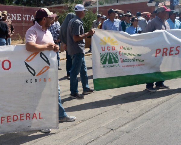 Productores toman Bienestar y Conagua
