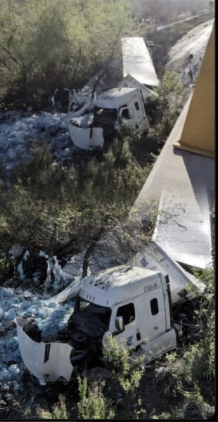 ¡Se quedó dormido! Tráiler cargado de agua cae al Río Chuvíscar