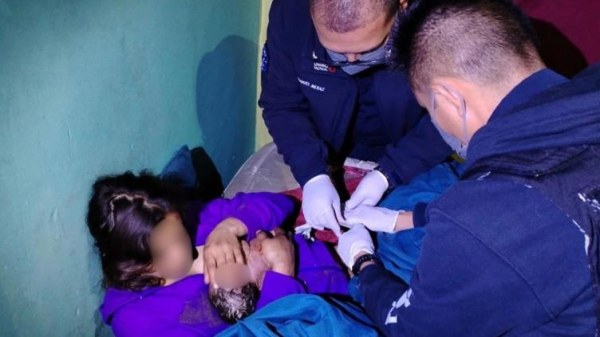 Auxilian policías a mujer a dar luz en la Campesina