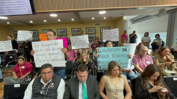 Exigen beca para personas con discapacidad