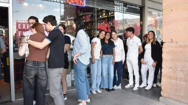 Largas filas por conos gratis