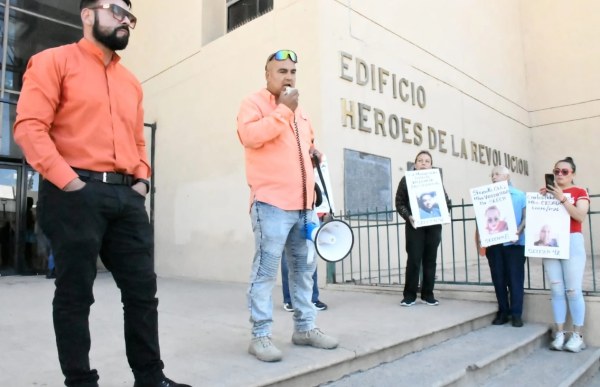 Sigue protesta por cese de maestros