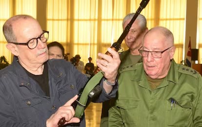 Cuba entrega fusil a Silvio Rodríguez