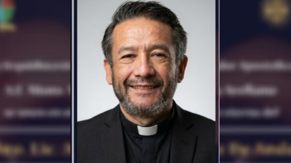 Hallan a sacerdote sin vida en motel