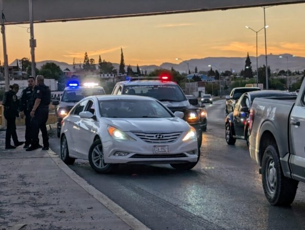 Los detienen por intentar golpear a policía