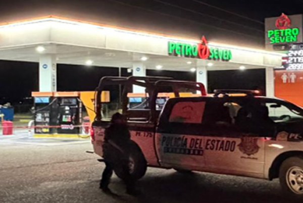 Los atacan a balazos en gasolinera