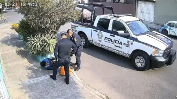 Captan a policía golpeando a joven; lo suspenden