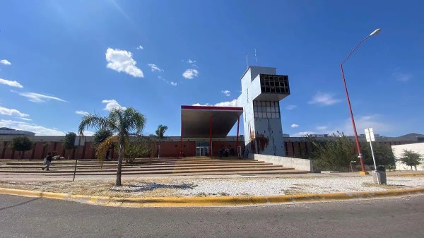 Termina hospitalizado tras recibir botellazo en la cabeza