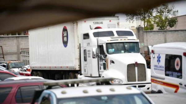 Hallan a más de 229 migrantes hacinados en tráiler