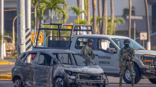 Liberan a 11 policías acusados de facilitar narcobloqueos tras muerte de 