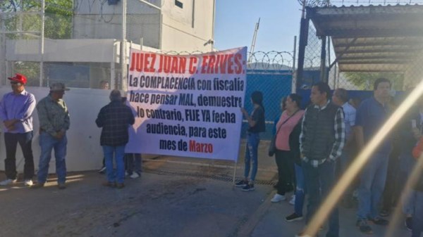 Víctimas de ARAS protestan frente al Cereso