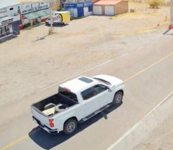 A punta de pistola le quitan pick up en carretera a Cuauhtémoc