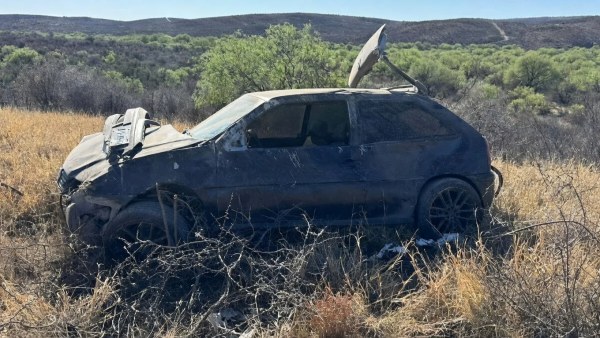 Queda lesionado tras volcadura en carretera a Jiménez