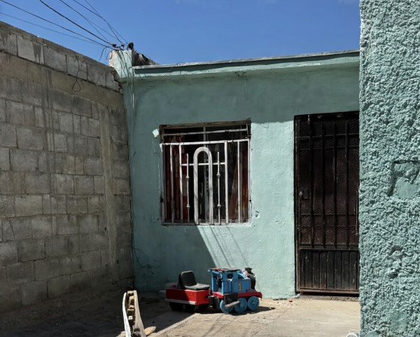 Hallan cadáver enterrado en patio de Riberas del Bravo