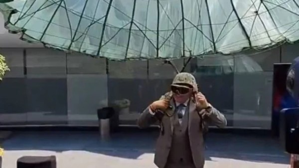 Saúl Monreal se lanza en paracaídas frente al Senado