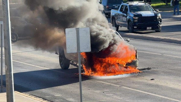 Arde en llamas camioneta en fila a El Paso