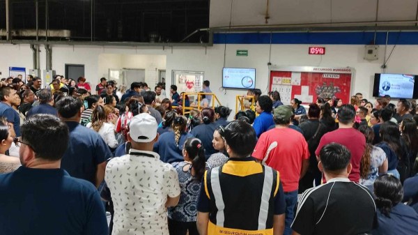 Realizan guardia en maquiladora tras cierre