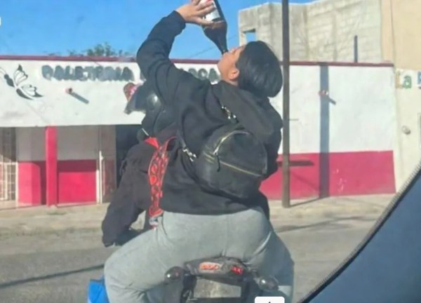 Se viraliza mujer tomando 