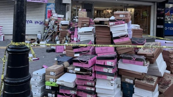 Abandonan decenas de tenis en el centro tras desalojo