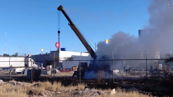 Incendio en corralón consume grúa
