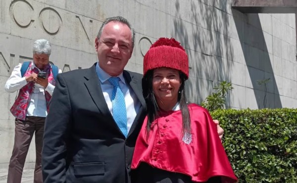 Otorgan doctorado honoris causa a prima de AMLO