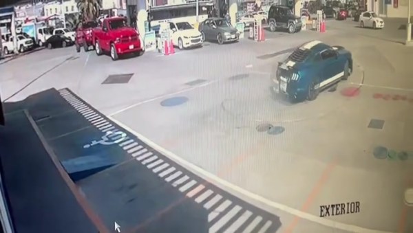 Lo captan haciendo ceritos en gasolinera