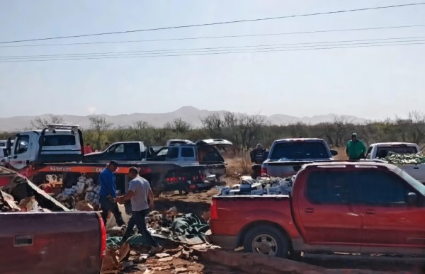Rapiñan cerveza de tráiler volcado