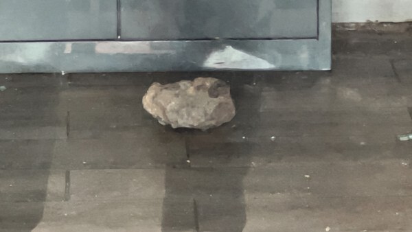 Tiran piedra al ayuntamiento de Delicias