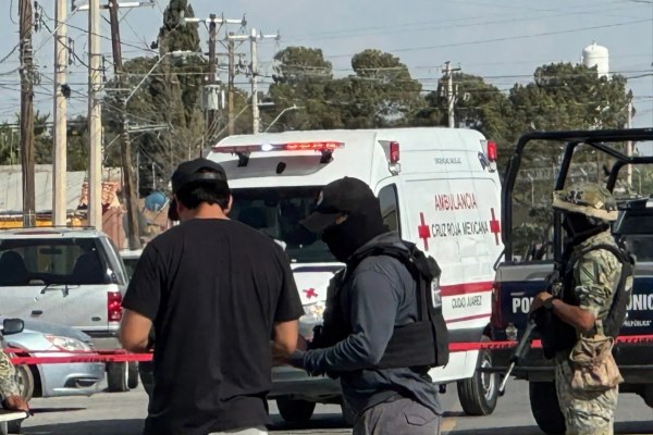 Ejecutan a mujer dentro de auto