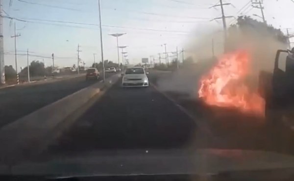 Explota camioneta al salir del AIFA; mueren dos