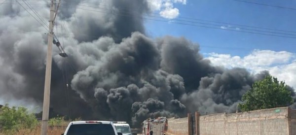 Fuerte incendio en Granjas del Valle