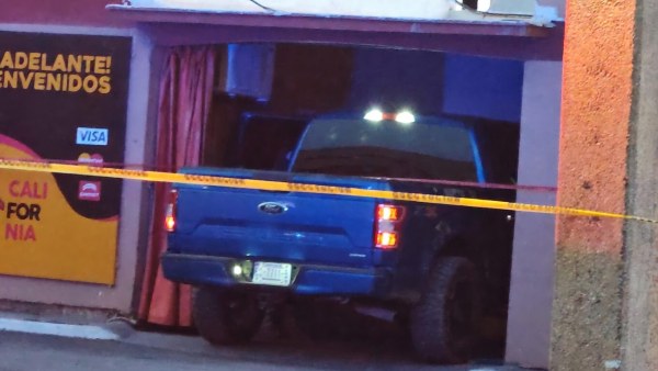 Hallan muerto en motel California