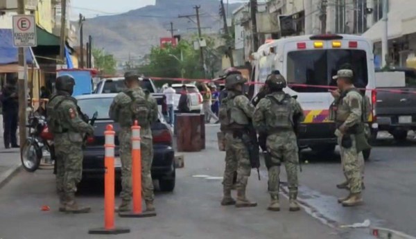 Lo balean en el centro de Juárez