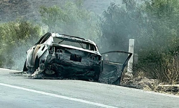 Se calcina auto en carretera a Delicias