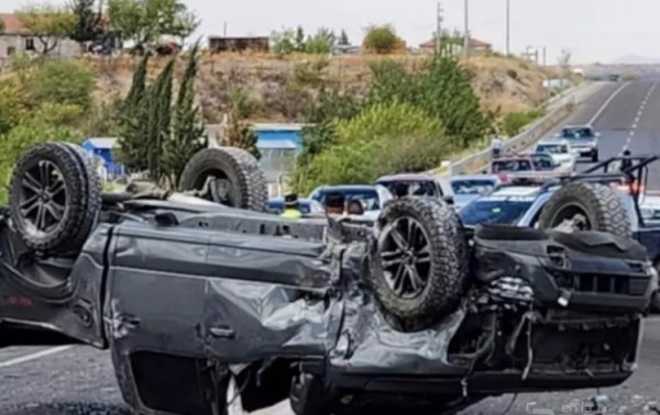 Choque y volcadura deja dos lesionados