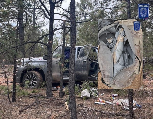 Aseguran auto robado, armas y explosivos en Madera
