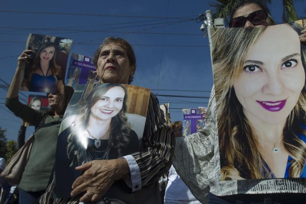Familia de Abril Pérez Sagaón se retira de juicio oral por irregularidades