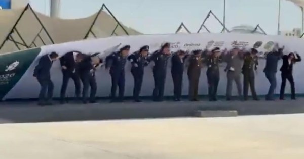 Ventarrón derriba mampara en ceremonia militar