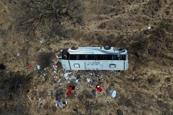 Volcadura de autobús turístico deja 11 fallecidos y 16 heridos en Nayarit