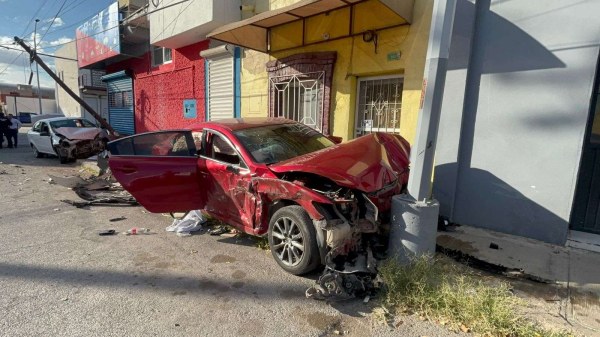 Se estrella con poste en la Niños Héroes