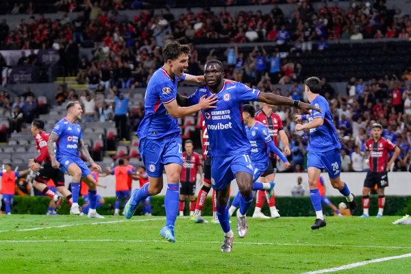 Con polémica vence el Cruz Azul 3-2 al Atlas