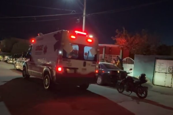 Bebé de 1 año y joven resultan lesionados al caer de motocicleta