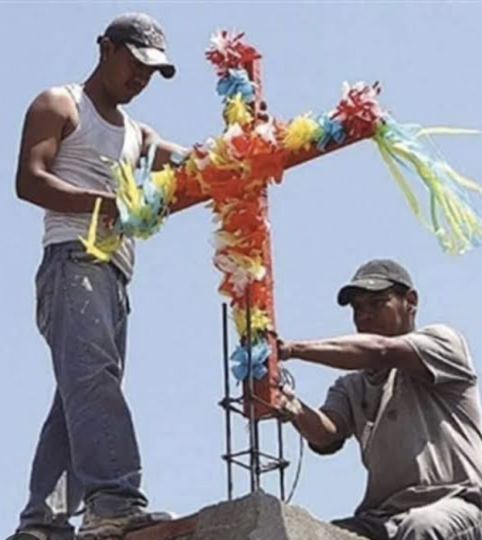 Celebran el Día de la Santa Cruz y del Albañil