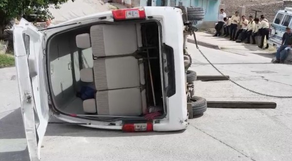 Vuelca camioneta con trabajadores de Coppel