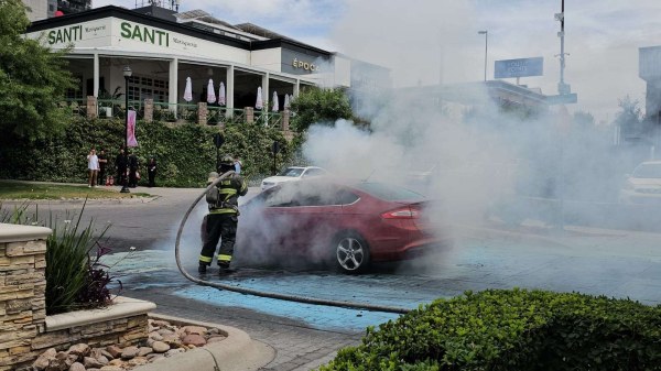 Se incendia auto en D1