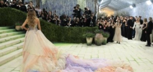 Detienen a manifestante en la alfombra roja de la Met Gala